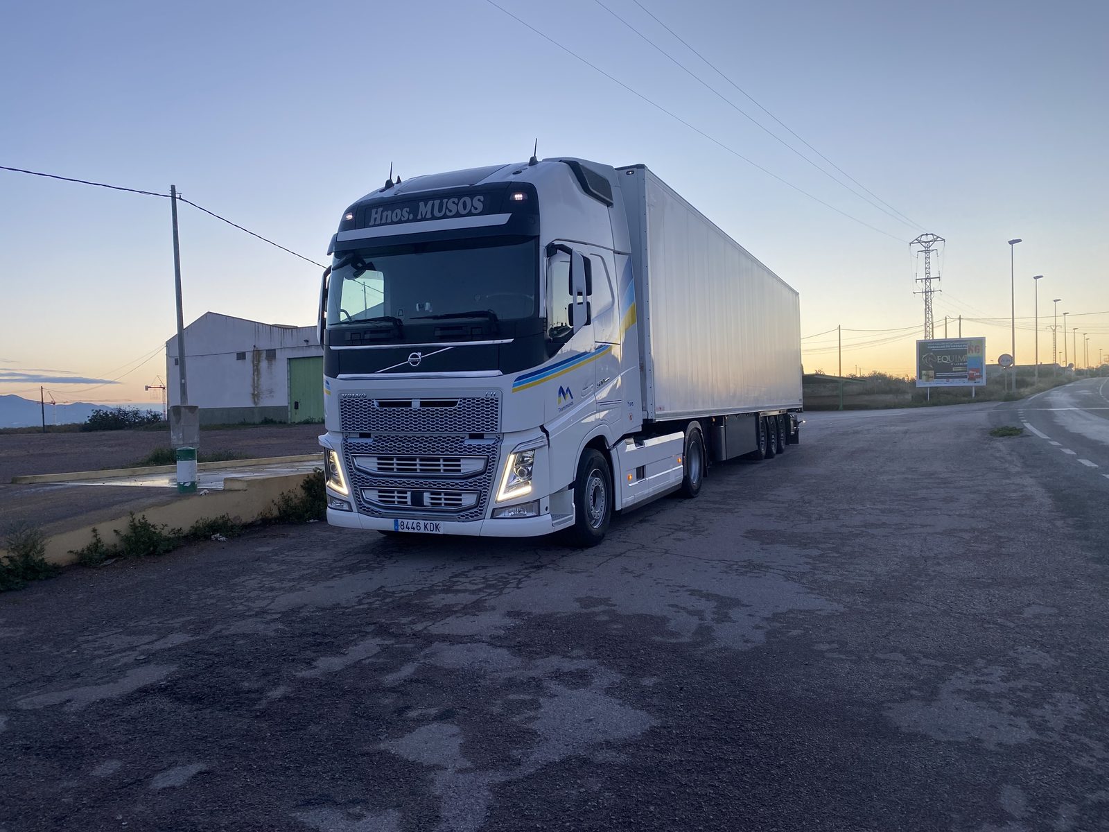 Camión Volvo FH de Trans Musos en carretera al amanecer